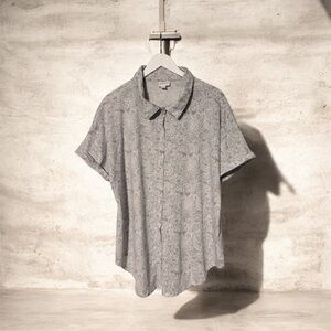 LuLaRoe Charlie Paisley Button Up Top Size Large Short Sleeve Curved Hem